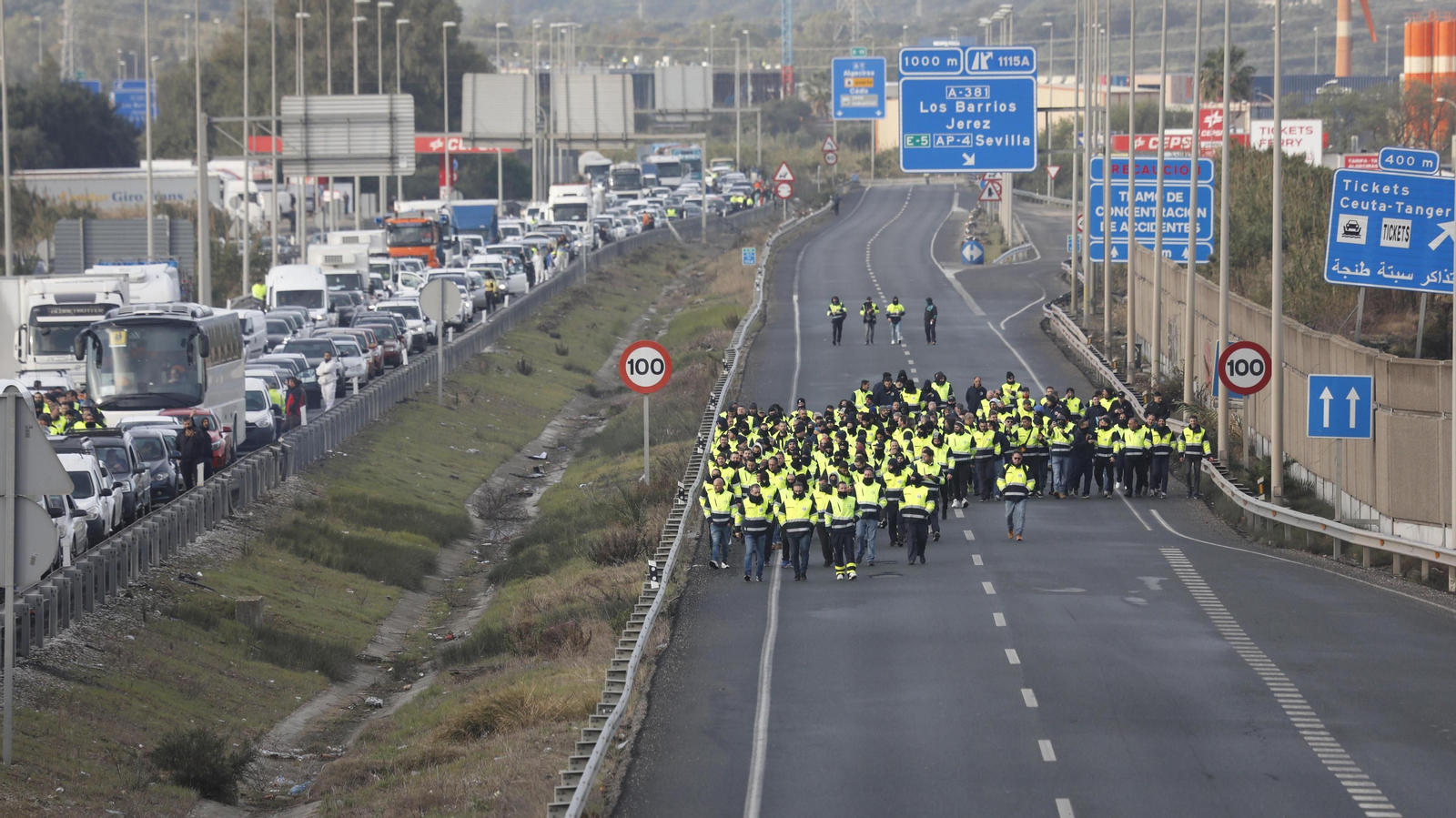 Imágenes del corte de la A-7 por los trabajadores de Acerinox en huelga, este viernes