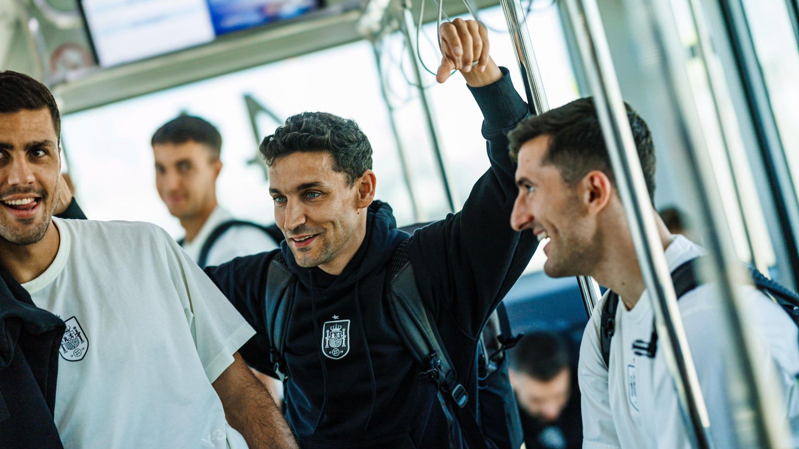 Jesús Navas, entre Rodri y Vivian, sonríe en el bus del aeropuerto que ha trasladado este martes a la selección desde Düsseldorf.