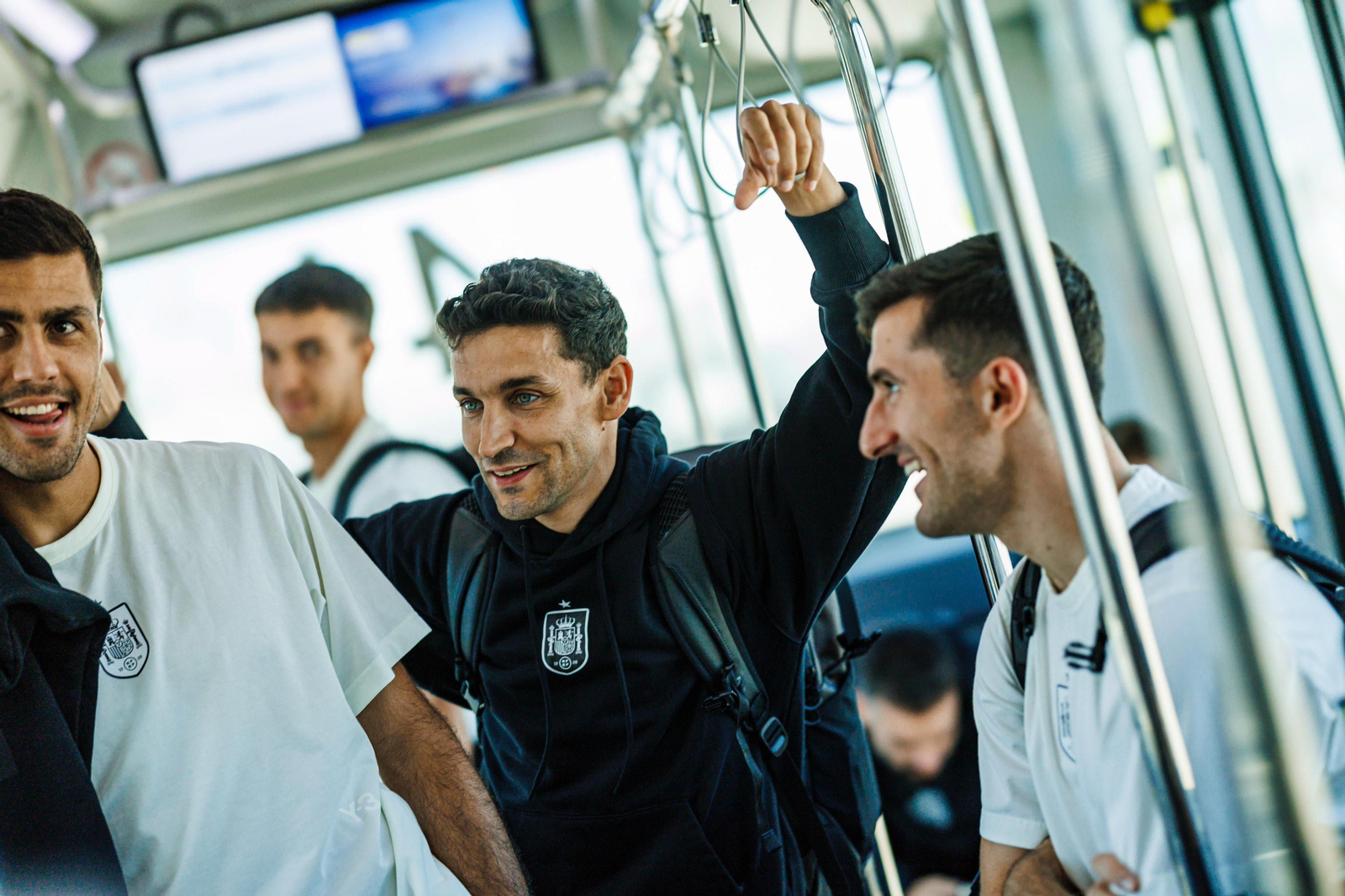 Jesús Navas, entre Rodri y Vivian, sonríe en el bus del aeropuerto que ha trasladado este martes a la selección desde Düsseldorf.