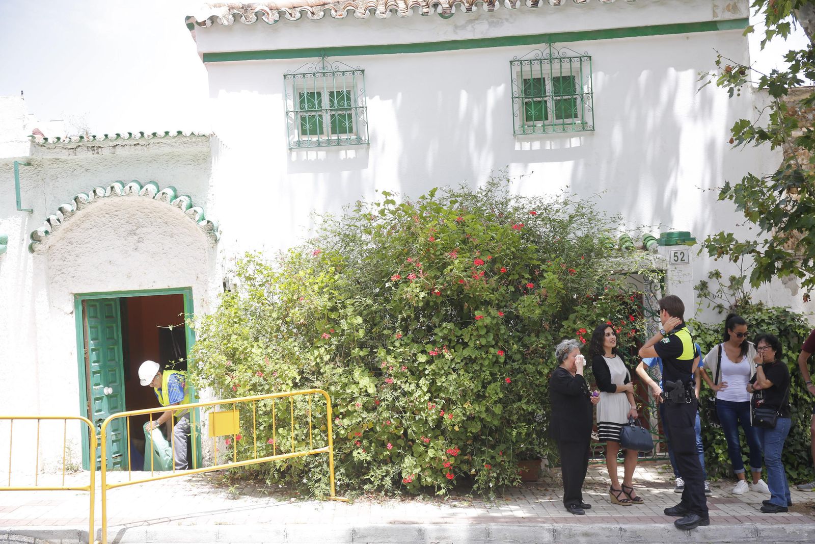 La Policía desaloja la casa del artista malagueño, ayer.