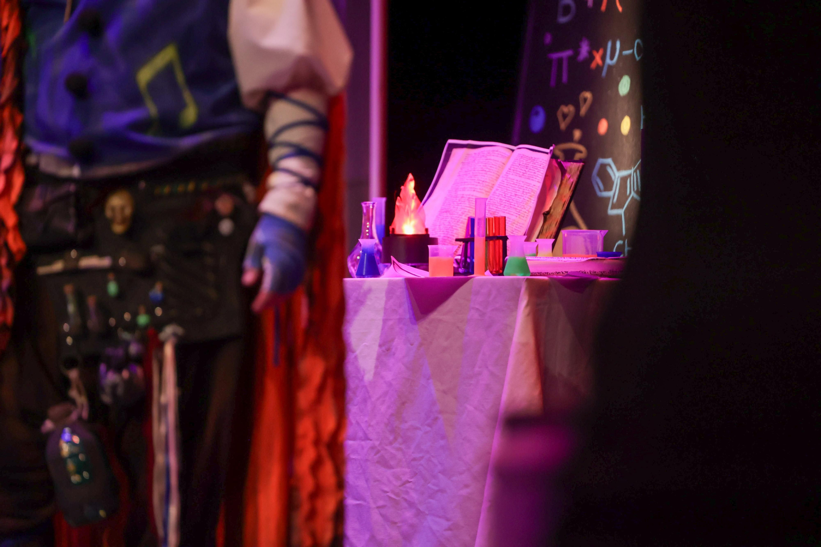 Imágenes de la actuación de la comparsa de Huelva "Los Alquimistas" en las semifinales del Carnaval Colombino