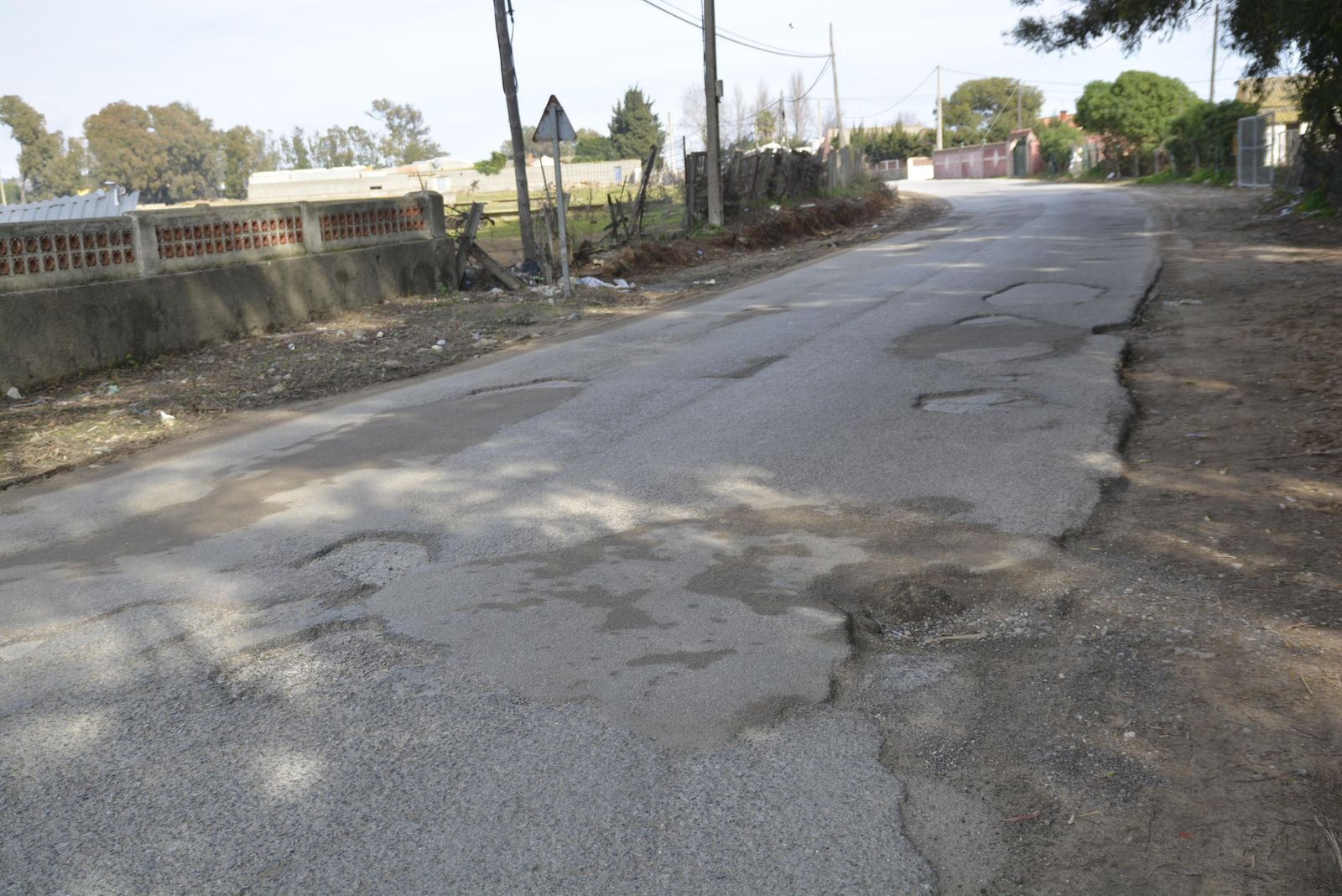 Un tramo del Camino de Estepona que se encuentra en mal estado.