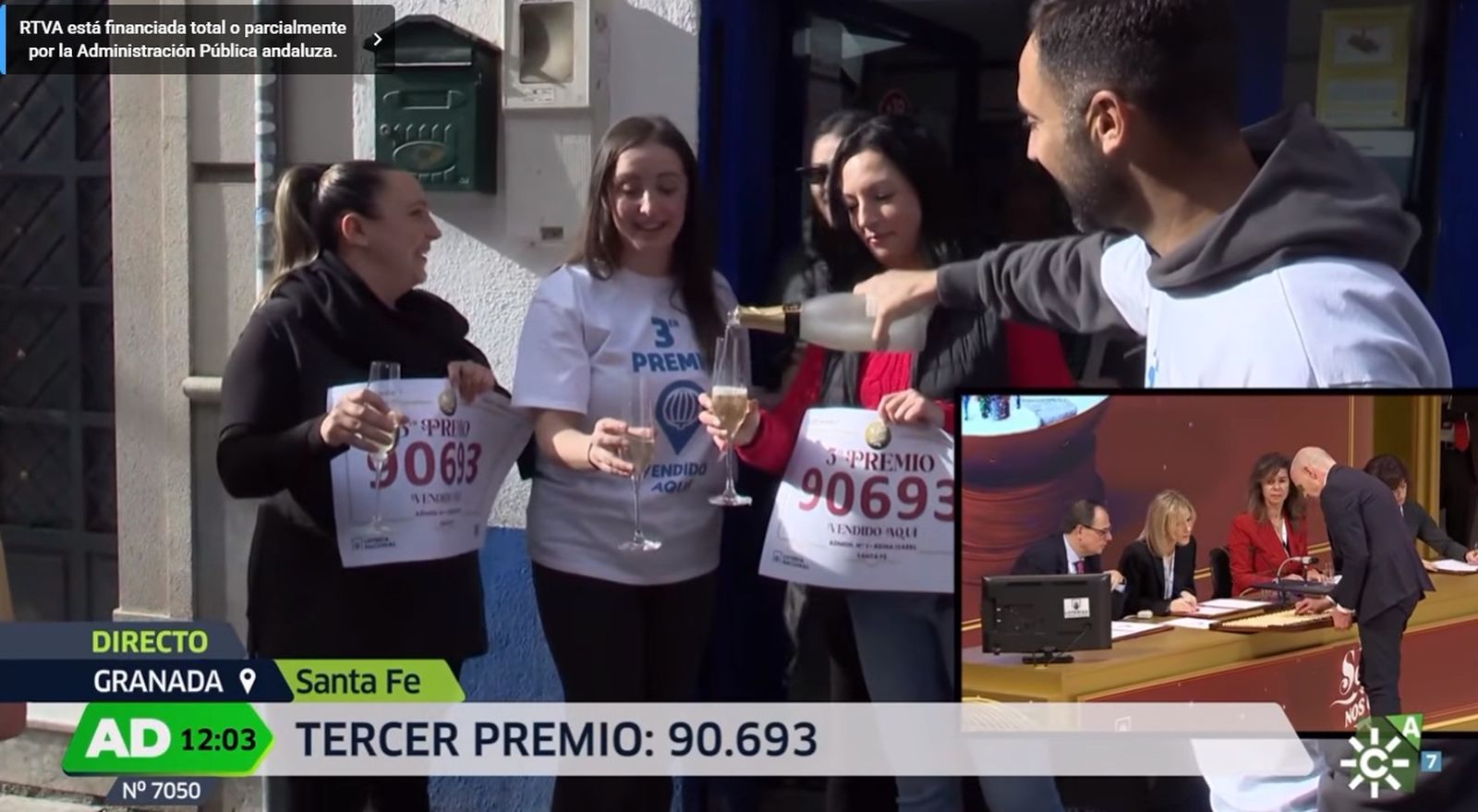 Irene y José Luis, con algunas de las agraciadas en Santa Fe.