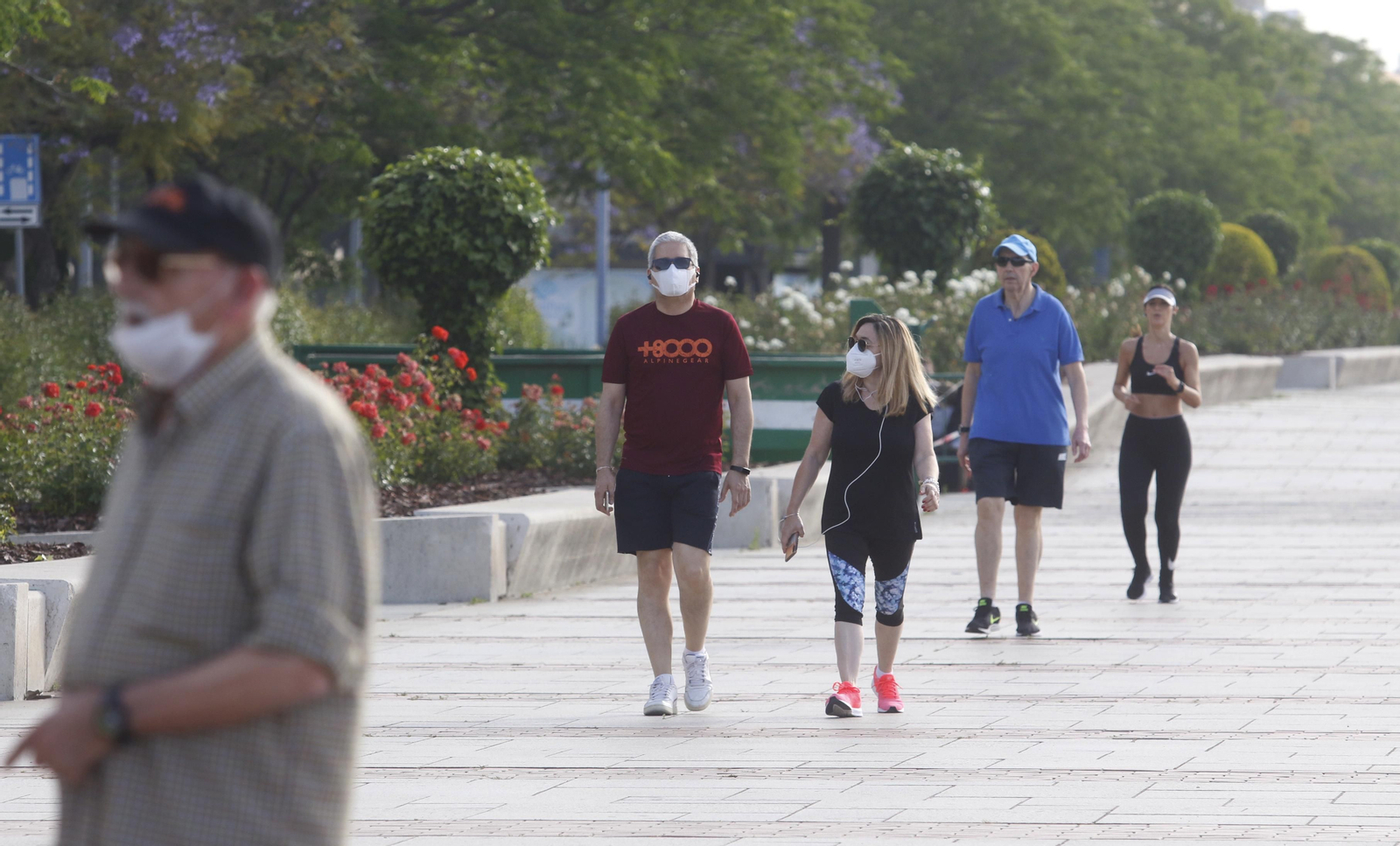 Cordobeses de paseo por el Vial Norte.