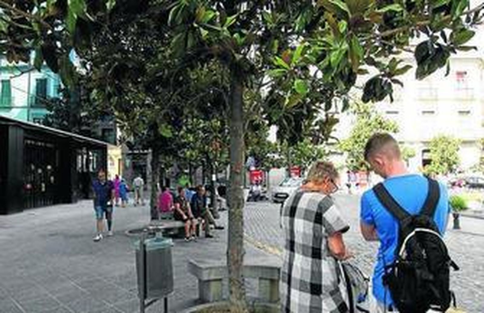 La capital 'fulmina' los coches de la Plaza Isabel la Católica