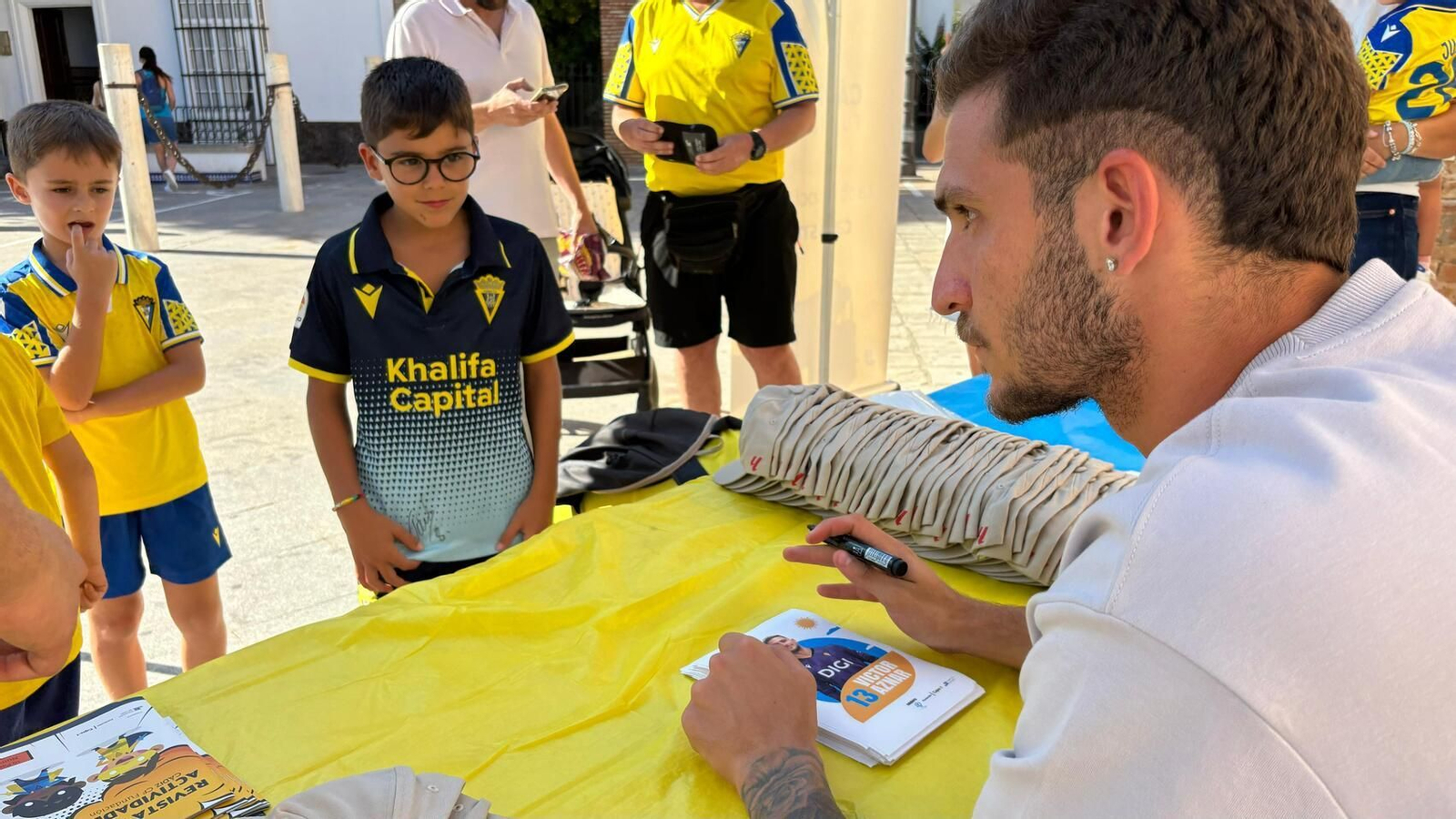 El portero cadista deja su rúbrica a jóvenes aficionados.