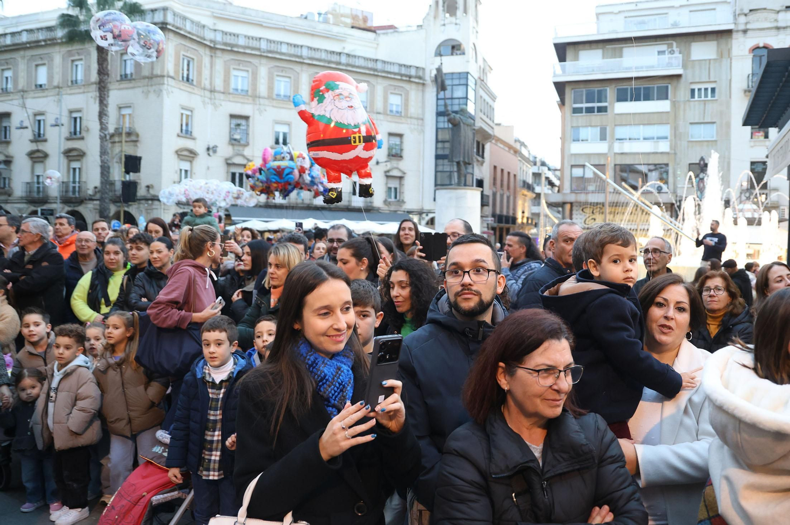Imágenes del Heraldo Real anunciando la llegada de los Reyes Magos a Huelva