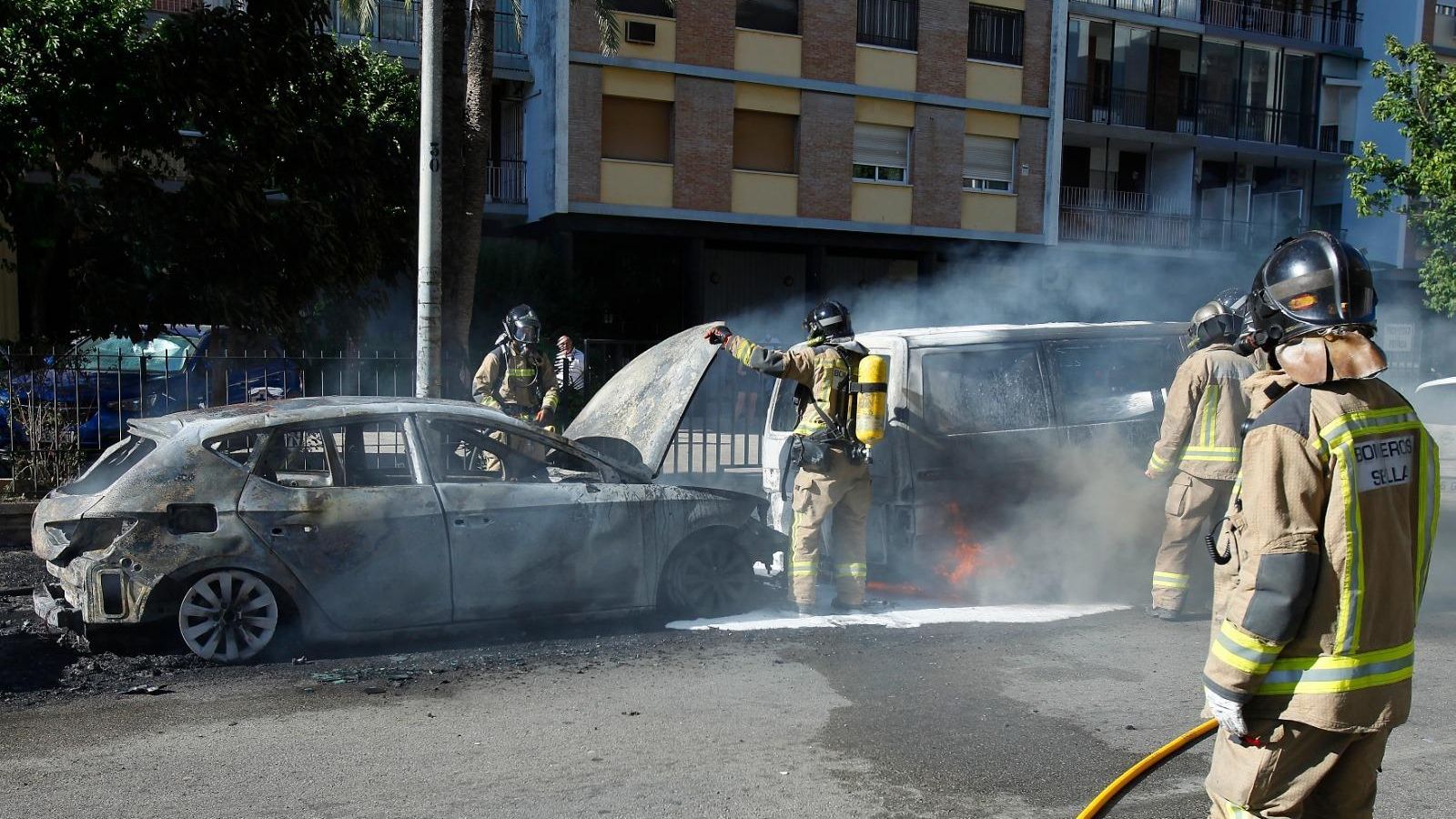 Los Bomberos apagando las últimas llamas del incendio en varios coches.