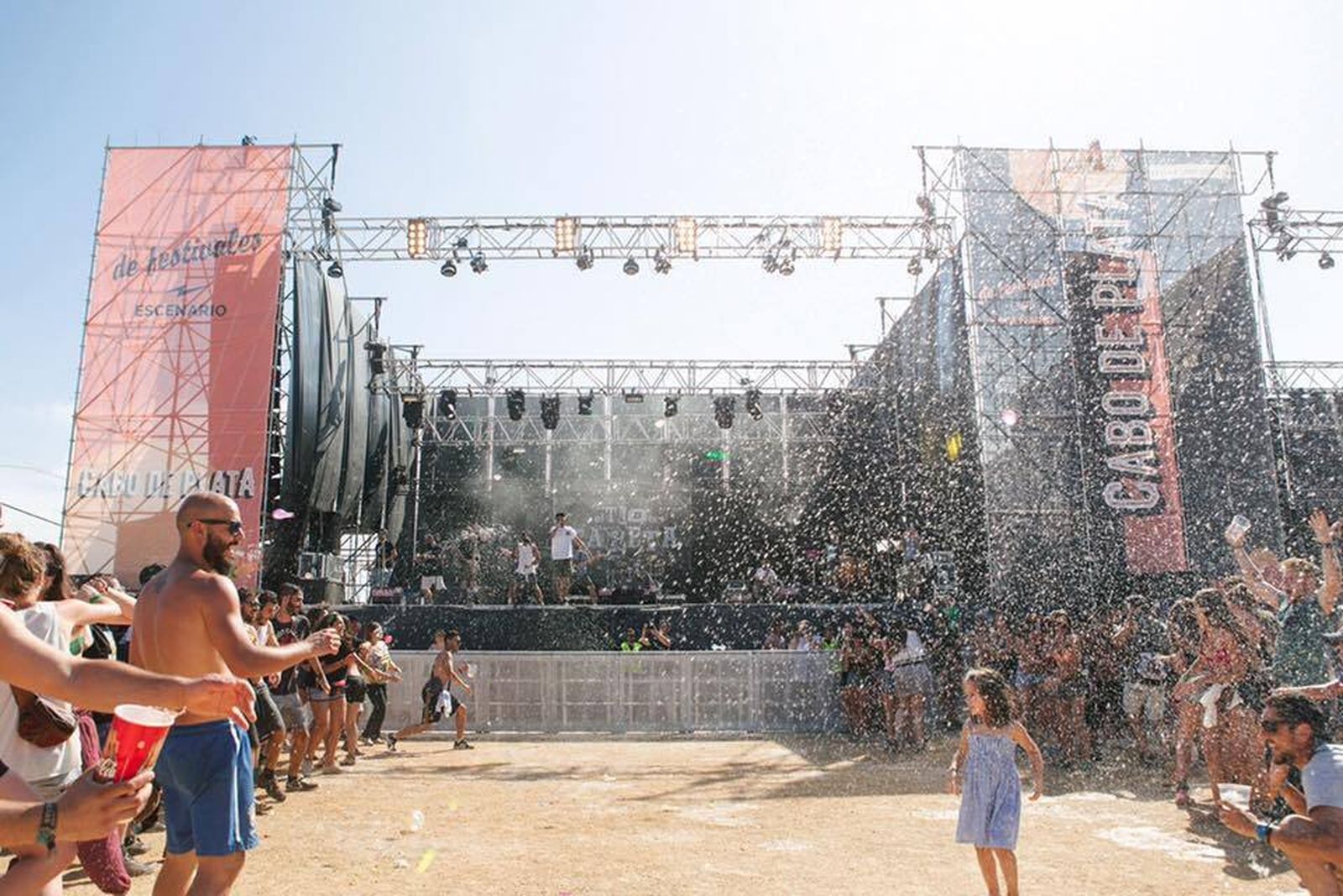 Batalla de globos con libertad durante el concierto de El tío de la careta.