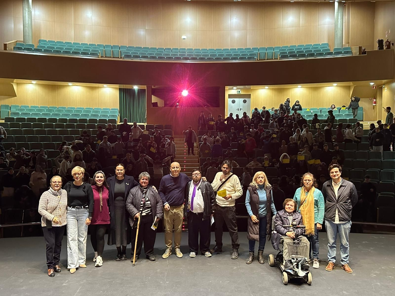 Foto de familia en el Teatro Villa de Huércal Overa.