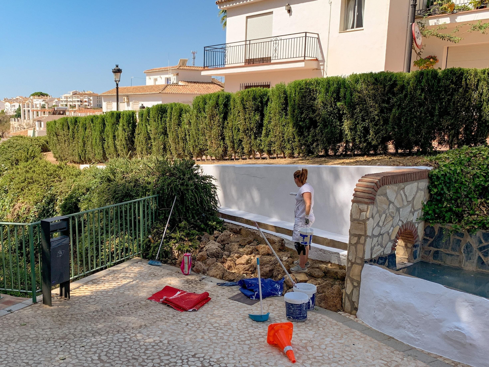Las labores de pintura que se están realizando en el Parque de Los Limones, en Benalmádena.