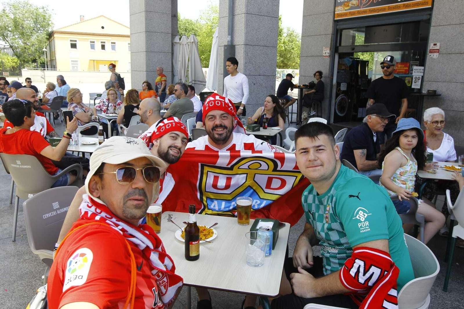 Imágenes de la afición del Almería en Leganés