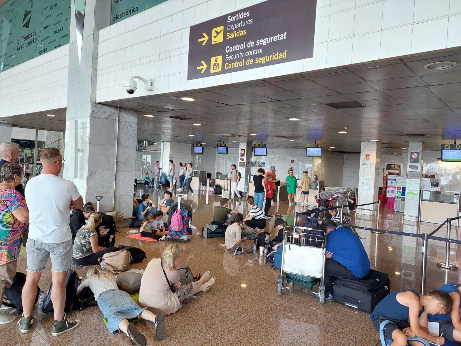 Pasajeros del vuelo de Wizz Air con destino a Málaga esperan una solución en el aeropuerto de Barcelona.