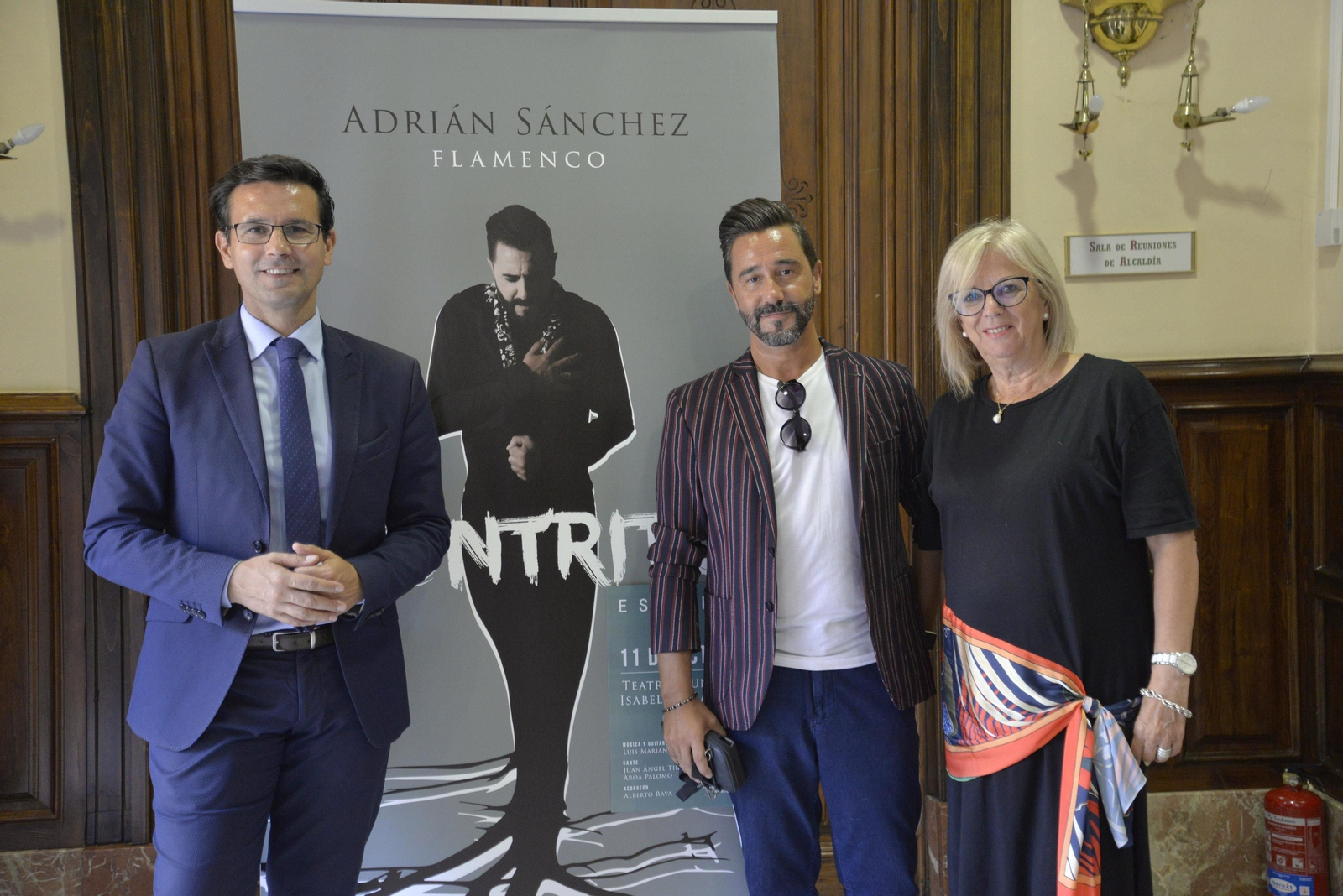Adrián Sánchez junto al alcalde y la concejal de Cultura, María de Leyva.