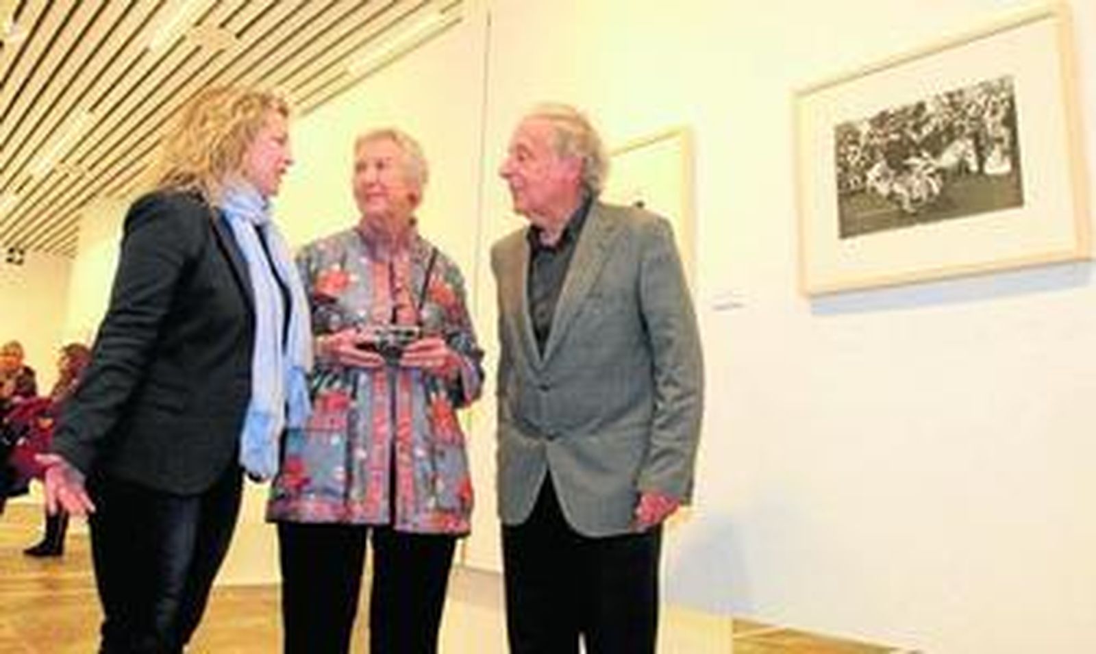 Lourdes Garrido y José Luis Ruiz, junto a la fotógrafa checa (en el centro), ayer en la Sala de la Provincia, ubicada en la sede de la Diputación.