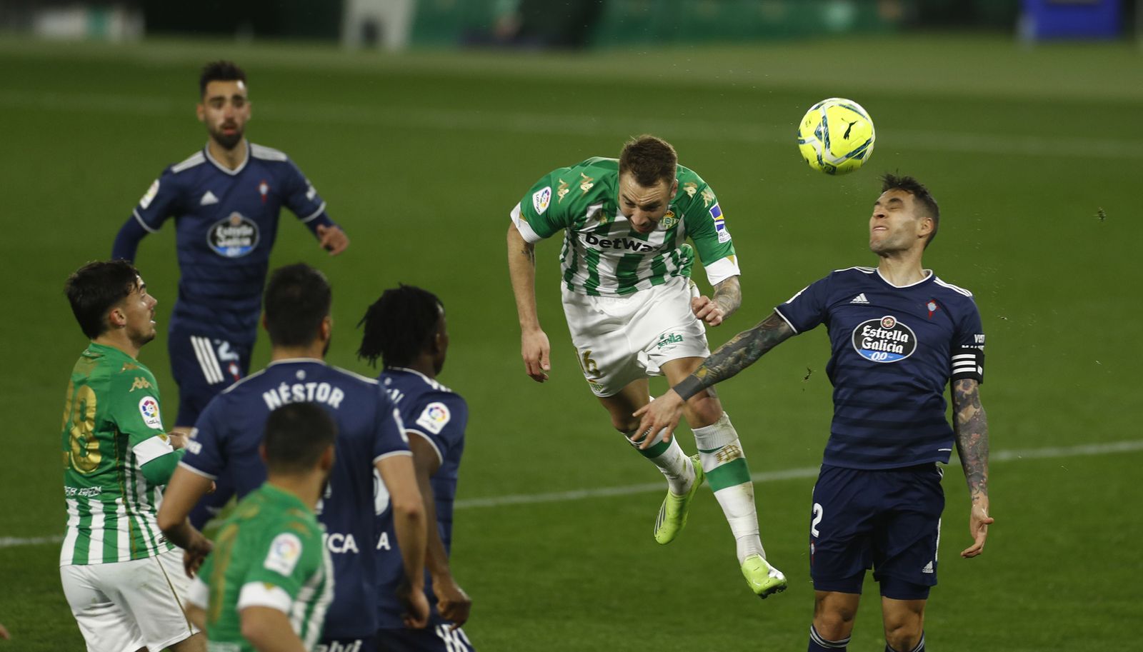 Loren busca un balón de cabeza.