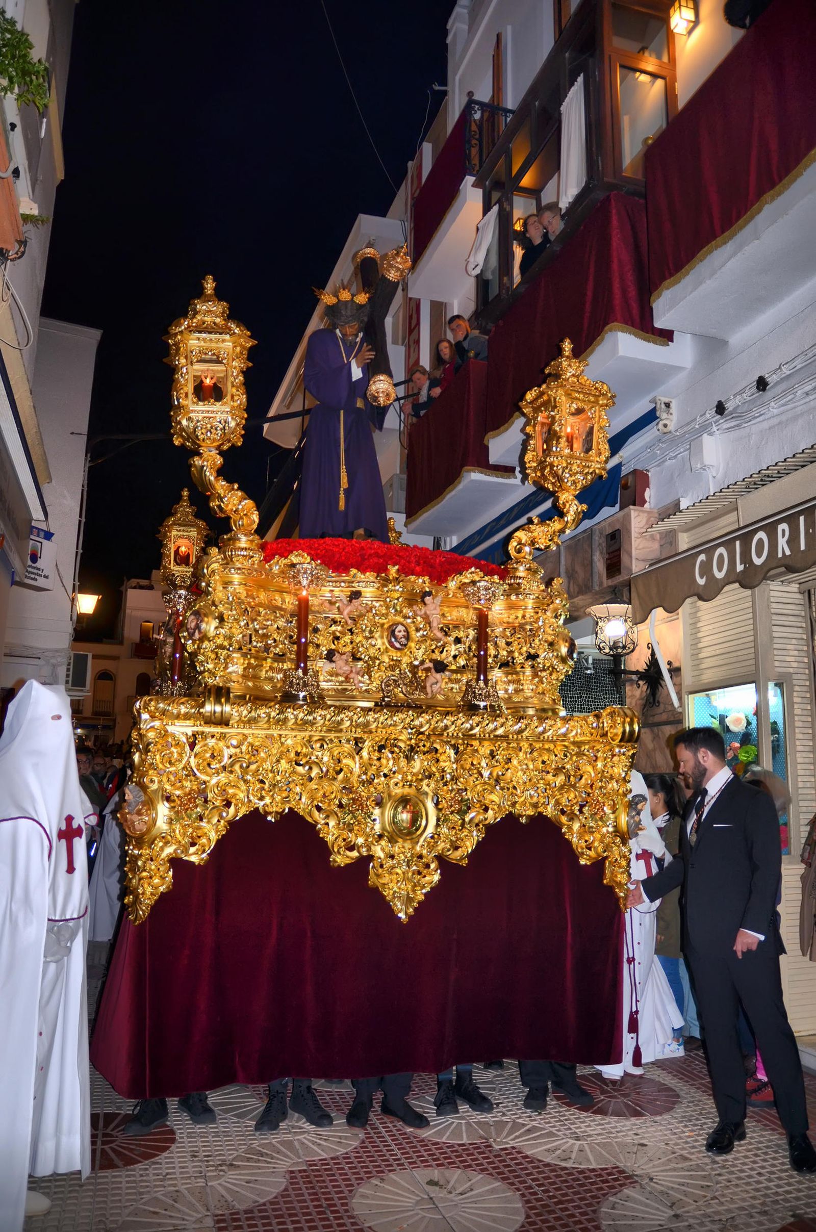 Pasión es el único paso que ha sido llevado siempre por hermanos costaleros.