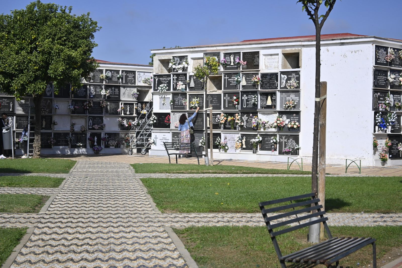 Ambiente en el cementerio de Huelva para el día de todos los Santos.