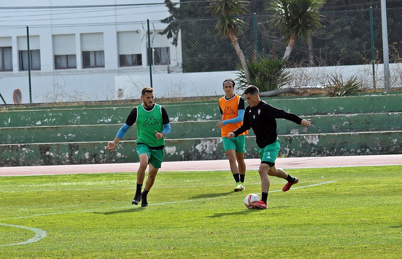 Juanmi Callejón con el balón en un entrenamiento.