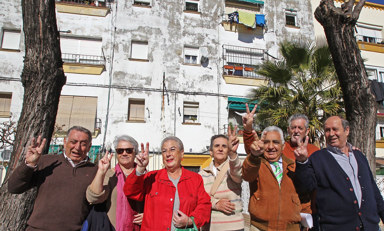 Paco Flores (tercero por la derecha) y vecinos de la barriada festejando las nuevas obras en La Constancia.