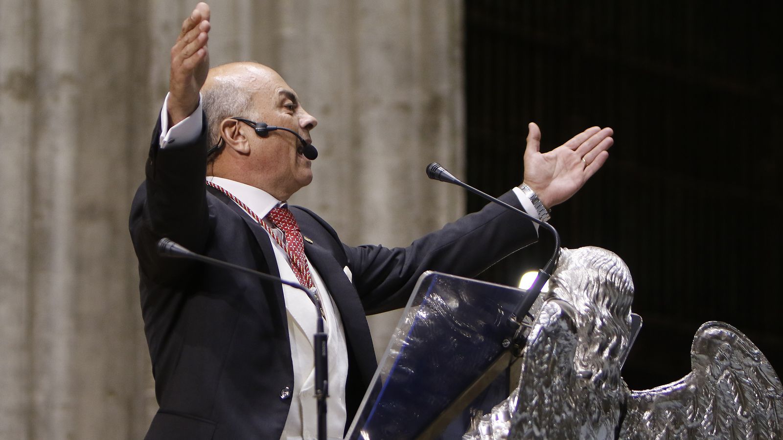 Manuel Vizcaya levanta sus brazos durante un pasaje del pregón