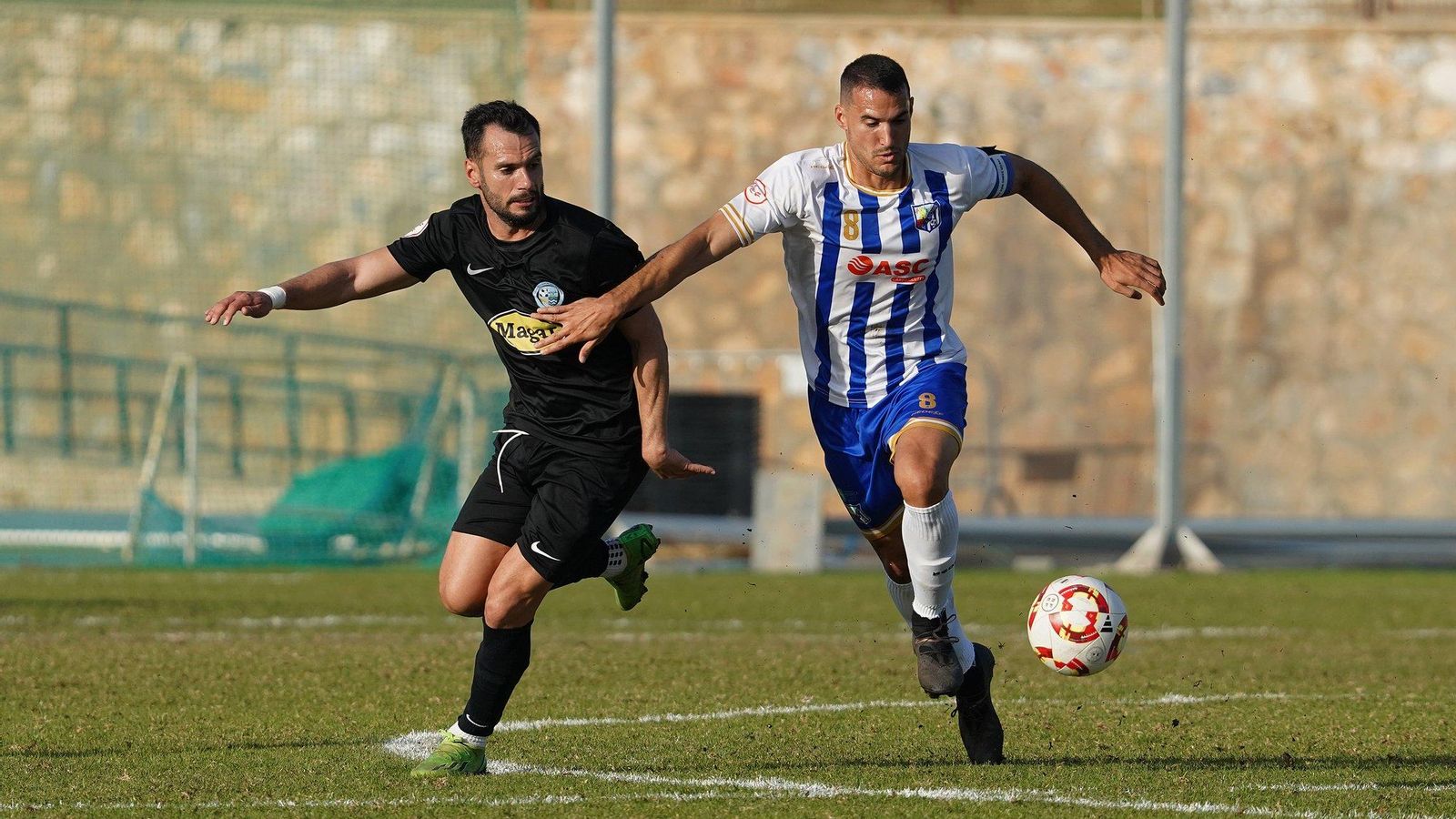 El celeste Álex Chico pugna por un balón con el blanquiazul Darío durante una acción del encuentro ante el Motril.
