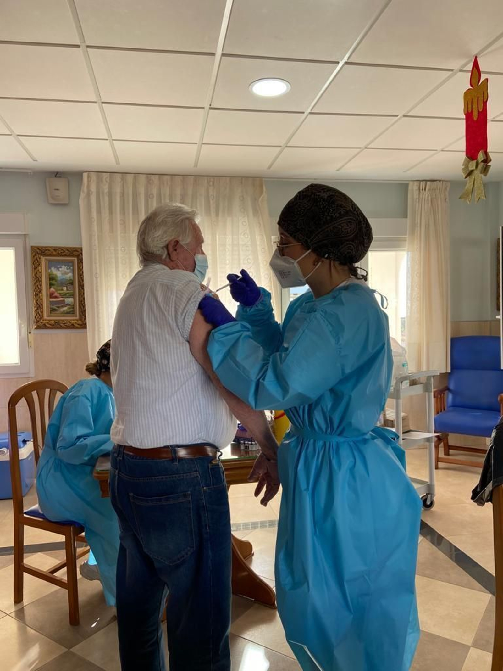 Vacunación de mayores en la residencia Santa Teresa de Jornet