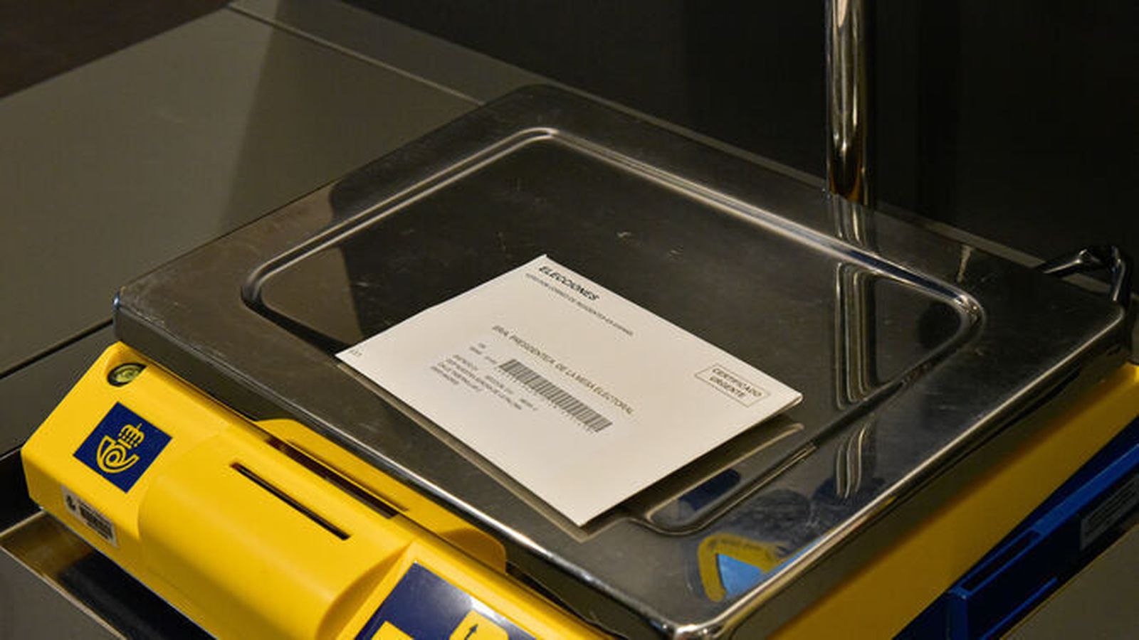 Depositando el voto por correo en una oficina