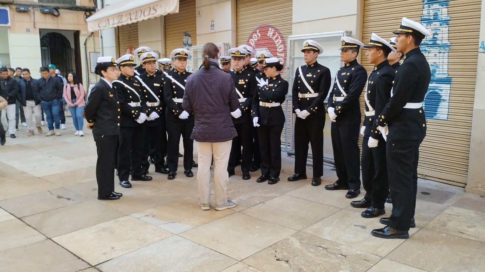 Los cadetes delante de la iglesia de San Juan.