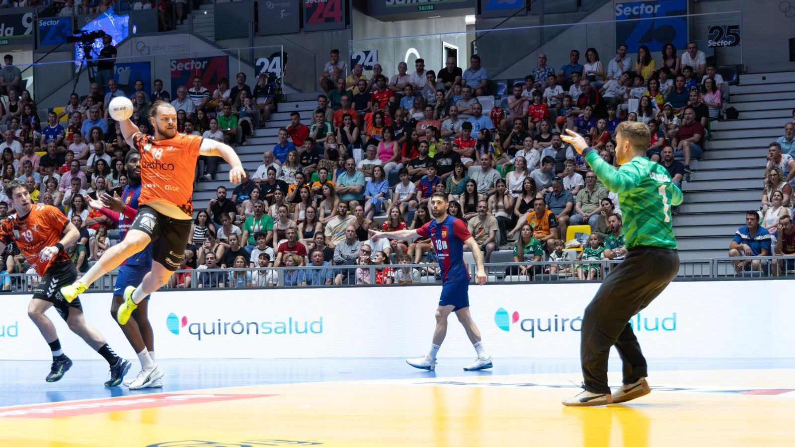 Daniel Ramos lanza en el pivote ante la presencia de Gonzalo Pérez de Vargas.