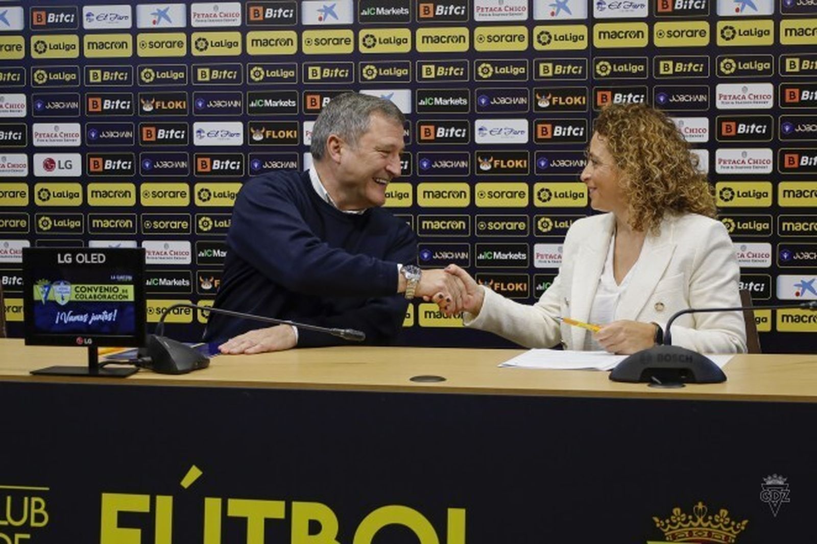 Apretón de manos tras la firma del acuerdo entre ambas entidades.