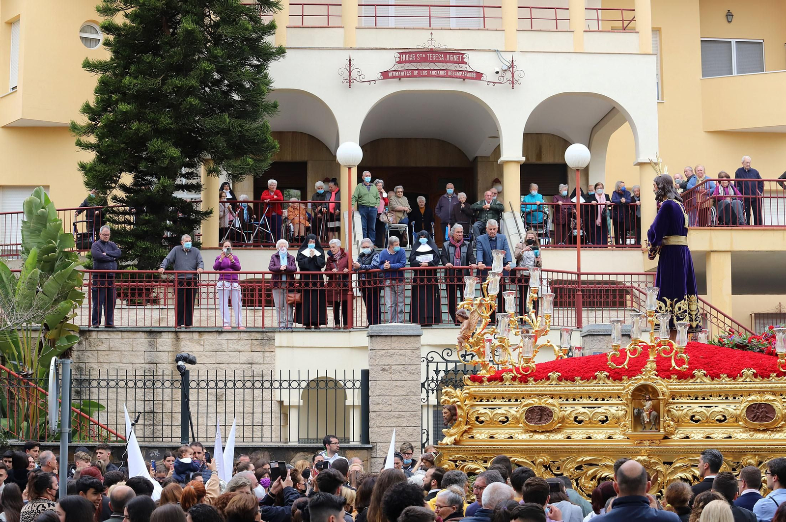 Imágenes de la procesión del Cautivo  bajo la lluvia en Huelva