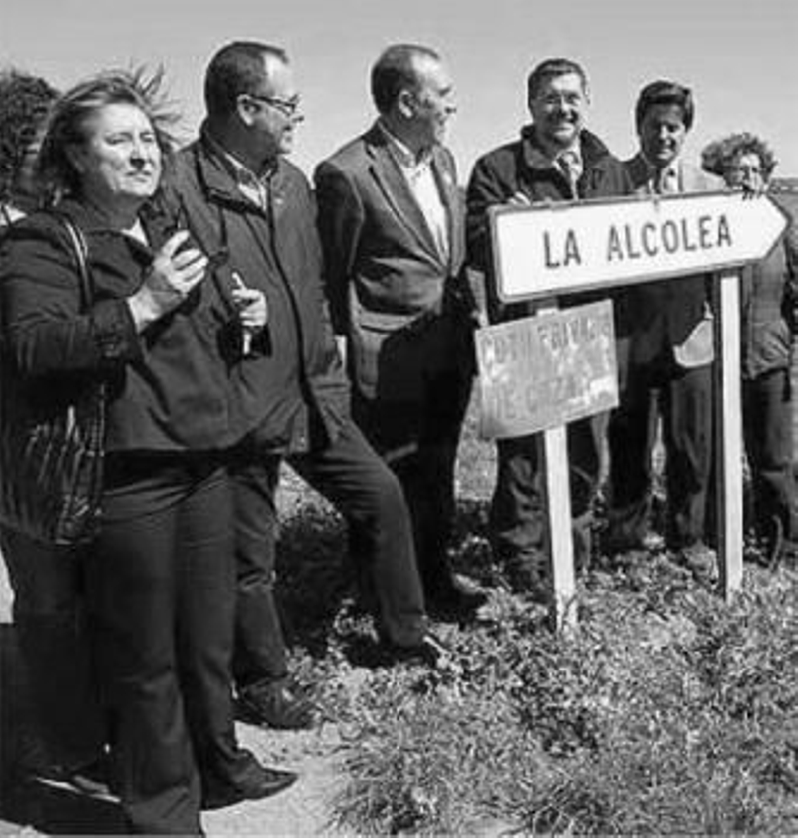 Barrero, junto a Cejudo, Serrato, Oria y otros socialistas, en Gibraleón. Barrero, junto a Cejudo, Serrato, Oria y otros socialistas, en Gibraleón.