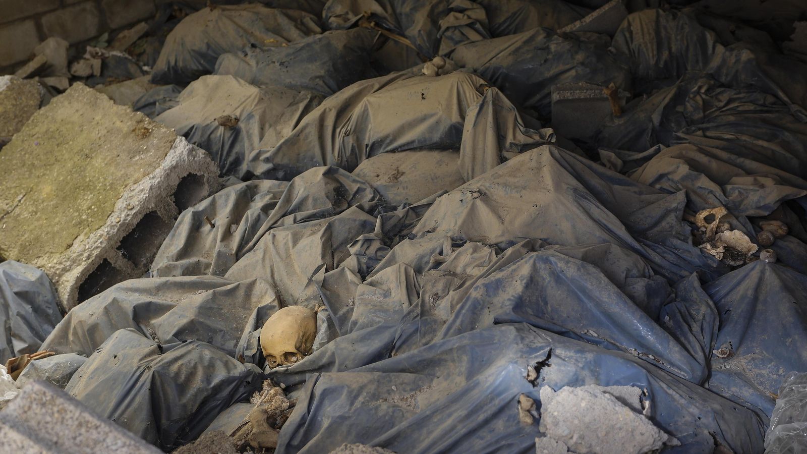 Imagen de los restos humanos de una antigua fosa común del cementerio de Sevilla tomada en 2017.