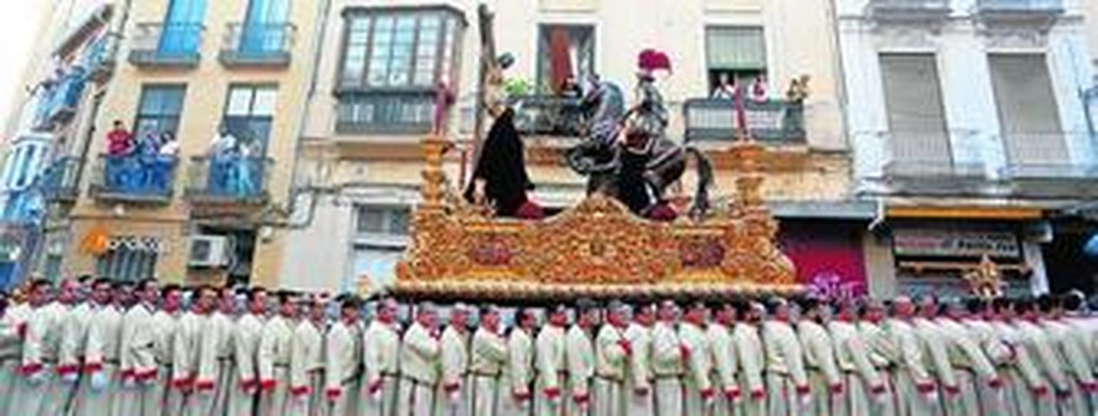 El Cristo de la Sangre, llevado por los hombres de trono tras su salida en Dos Aceras.