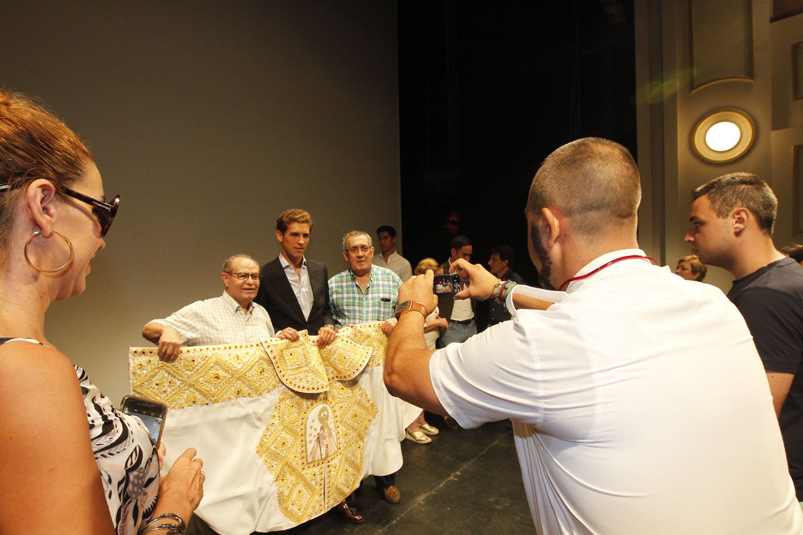 Fotogalería entrega capote de paseo al torero Ginés Marín. Feria de Almería 2019