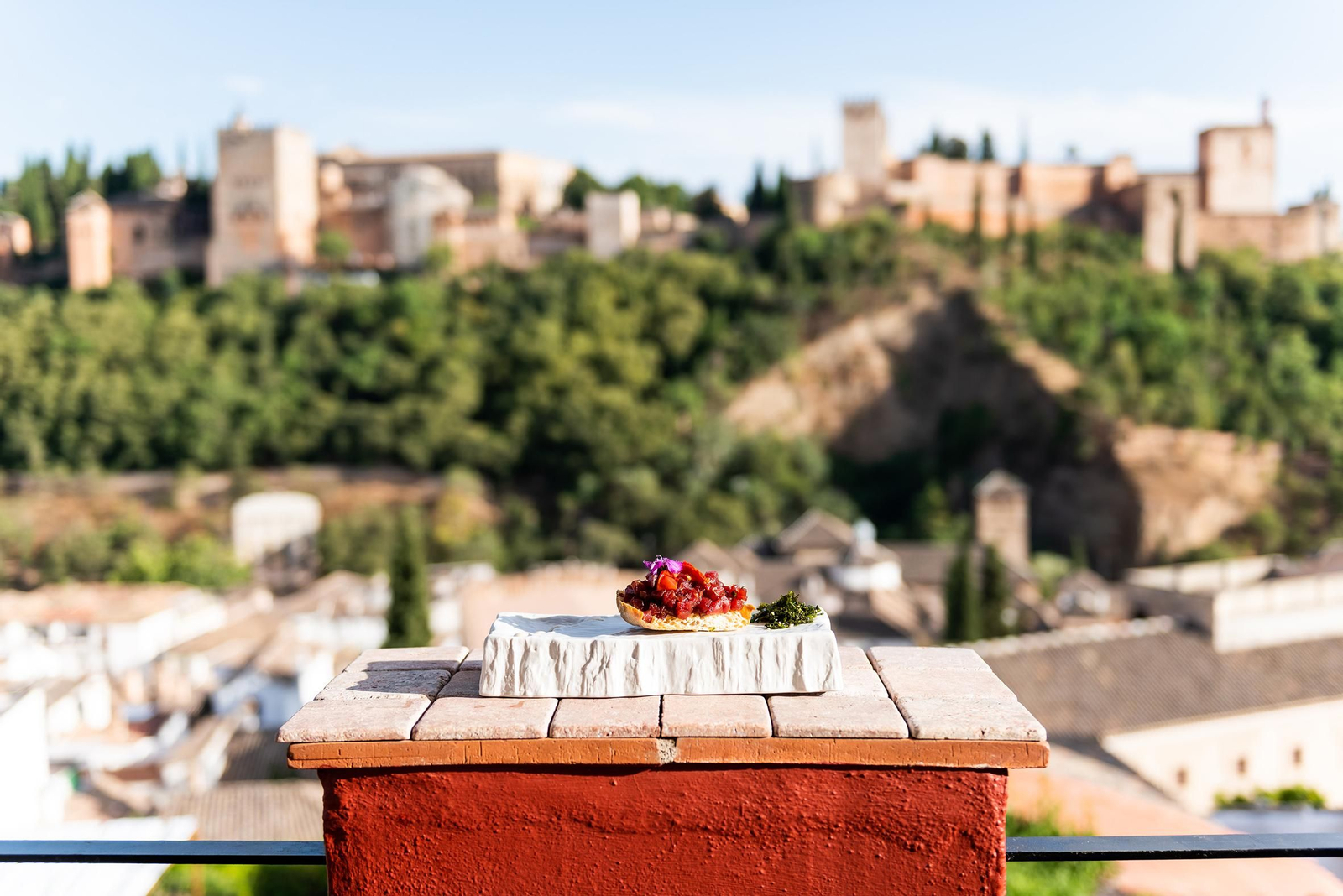 El restaurante Carmen Mirador de Aixa y el Parador de Granada recibirán próximamente el trofeo y la placa acreditativa
