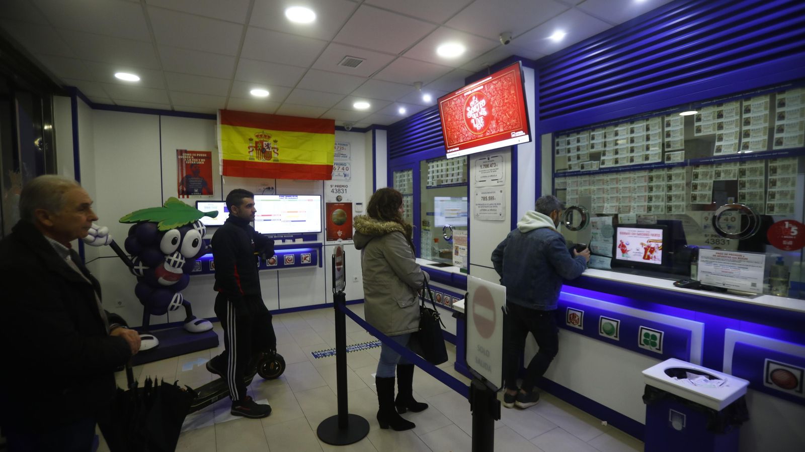 Cola de personas en la administración La Viñuela.