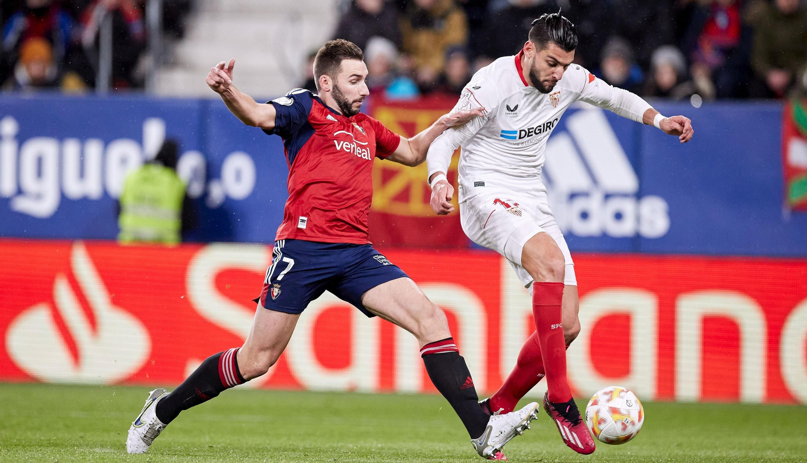 Rafa Mir golpea ante Moncayola un balón en el que pudo conseguir el primer gol en el minuto 30.