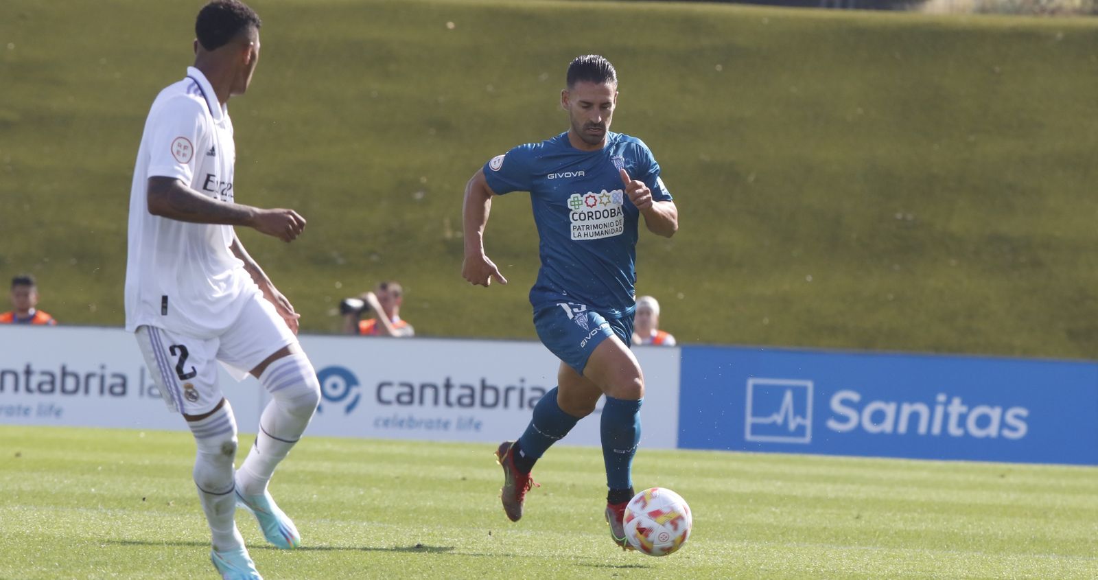 Kike Márquez es presionado por Tobias.