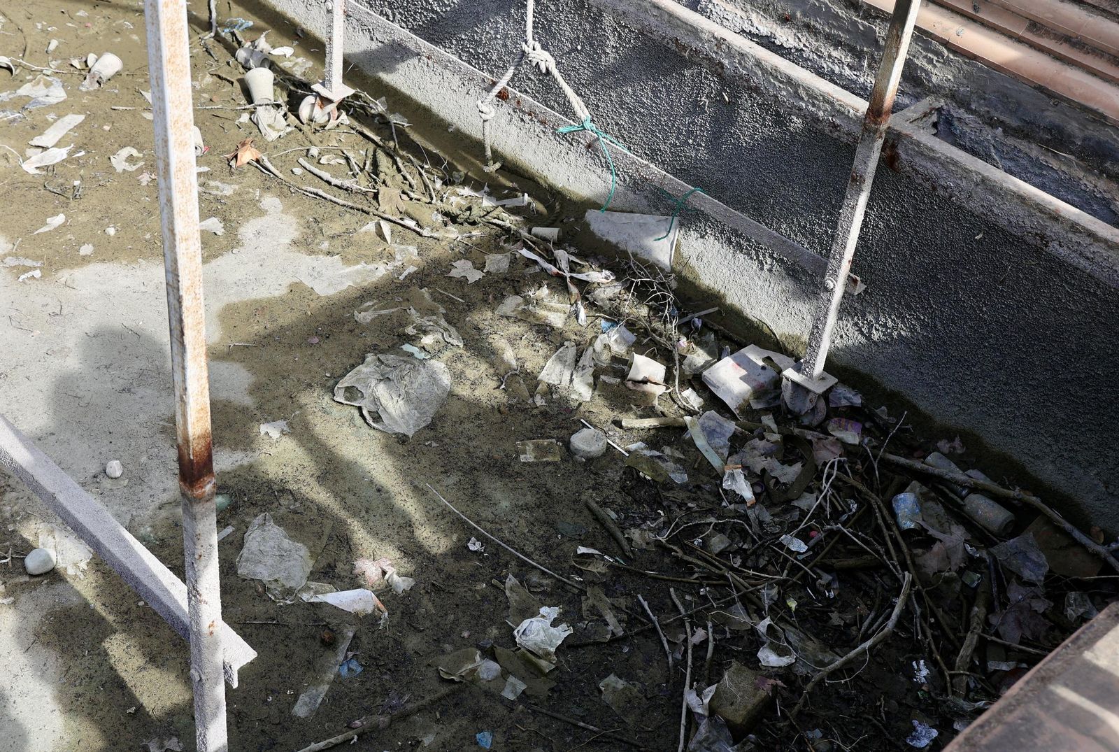 Vaciado de la ría de la Plaza de España para su liemza y restauración