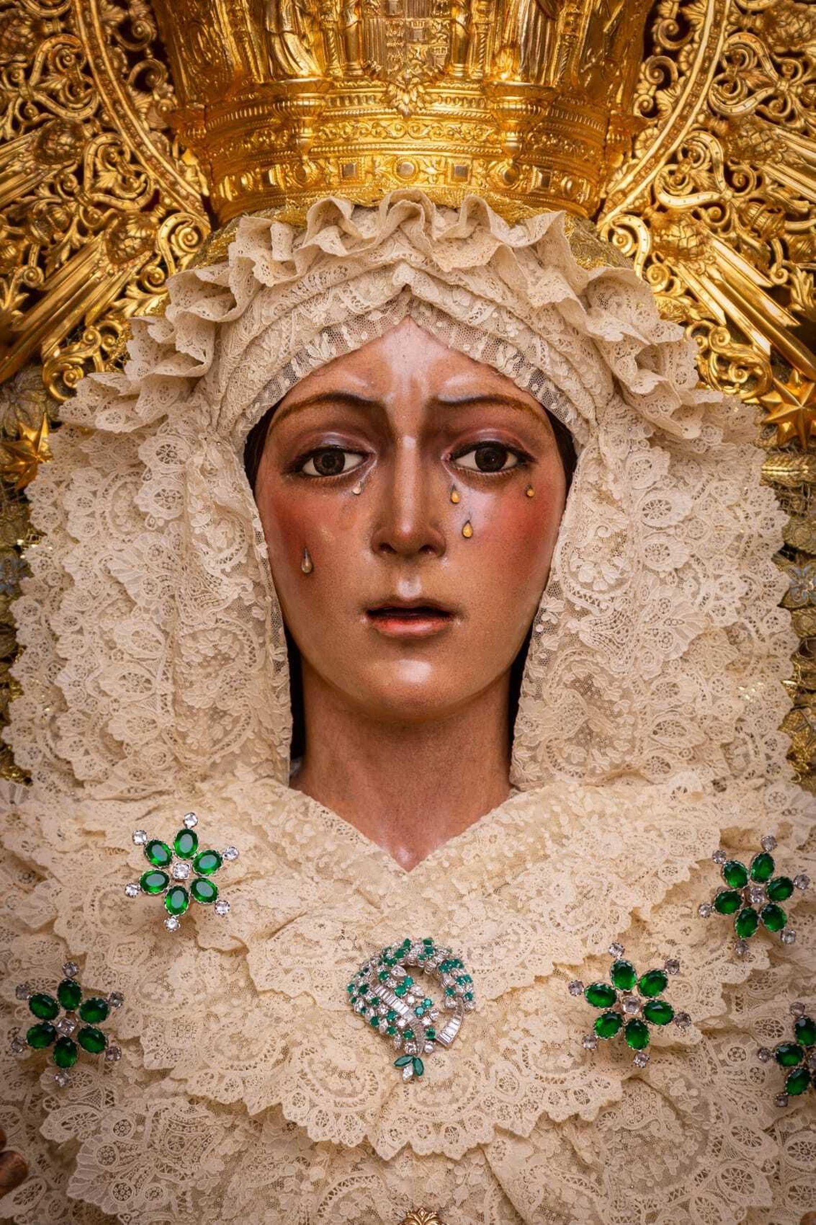 Primer plano de la Macarena, ya vestida en su paso de palio.