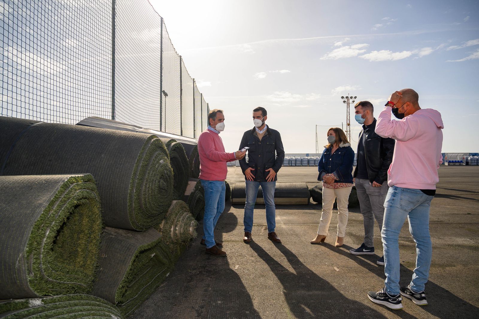 Césped artificial preparado para cubrir las pistas del complejo deportivo