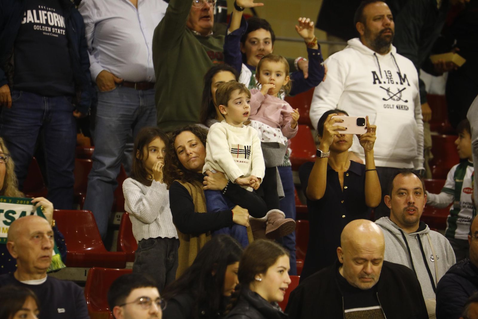Las mejores fotos del ambiente en Vista Alegre para el Córdoba Futsal - Barça