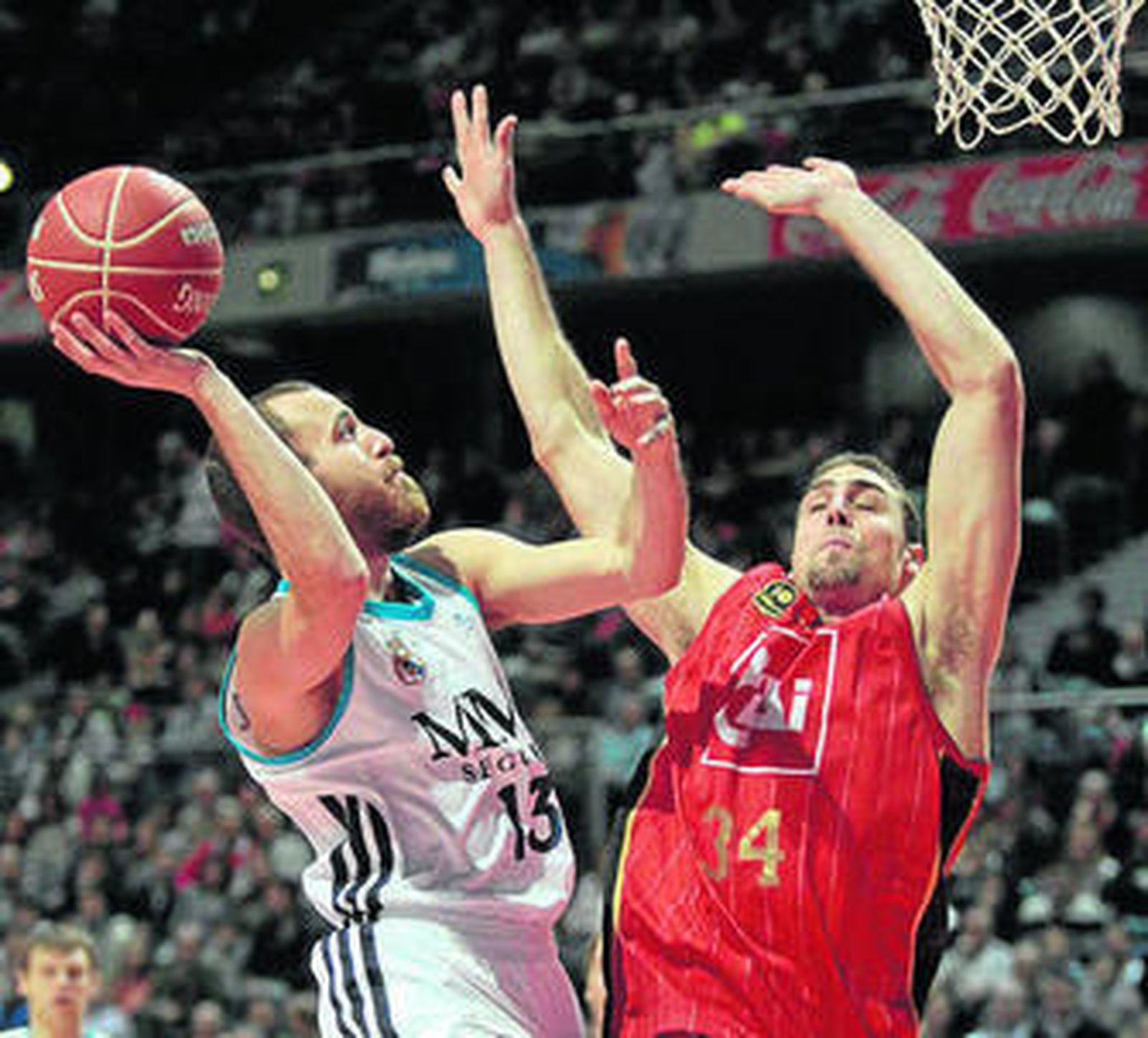 Sergio Rodríguez trata de anotar ante Pablo Aguilar.