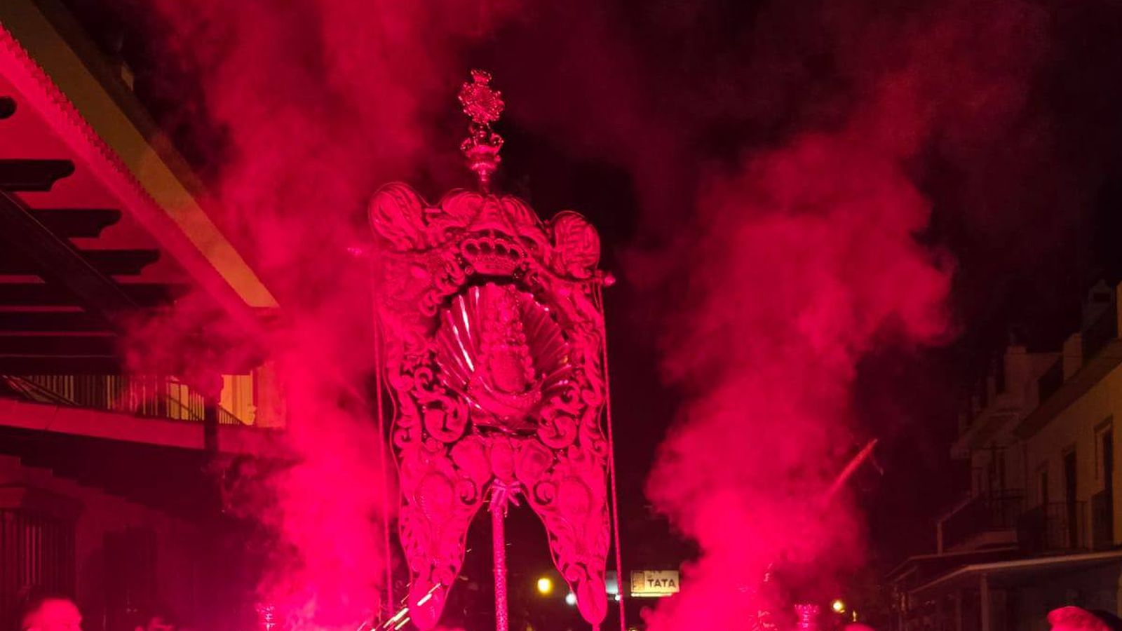 El simpecado de la Hermandad, bajo la luz de la luna.