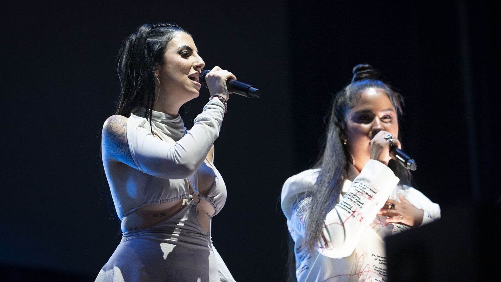 Naiara (izquierda), ganadora de OT 2023, en el concierto de Operación Triunfo en Granada