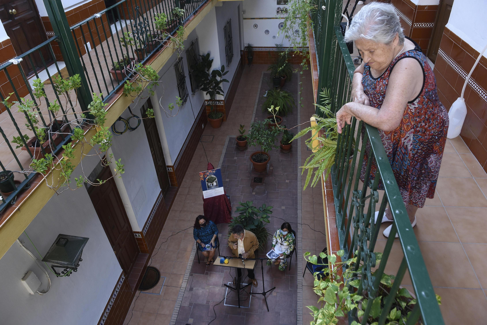 Rocío observa desde la primera planta del Corral de los Corchos la presentación de las jornadas de puertas abiertas en los patios de vecinos de Triana.