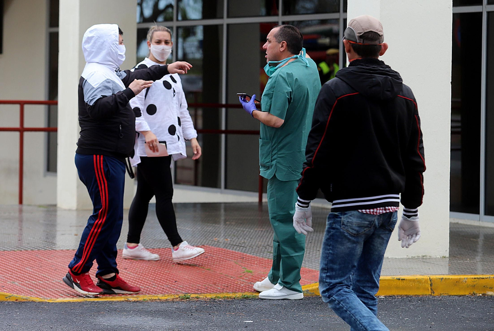 Imágenes de la UME realizando trabajos de limpieza y desinfección en el Hospital Infanta Elena de Huelva