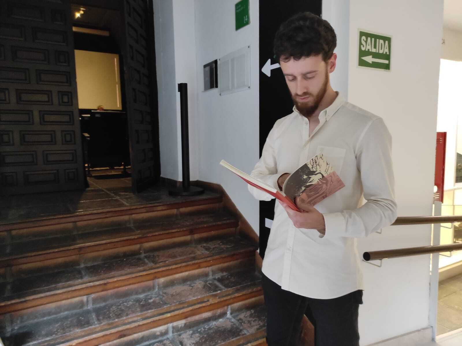 Francisco Javier López hojea un ejemplar de la revista 'Deixis'. Francisco Javier López hojea un ejemplar de la revista 'Deixis'.